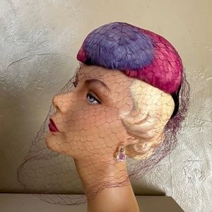 CHARMING 1940s' BLACK FELT TOQUE WITH MULTI-COLORED FEATHER TRIM & FULL VEIL